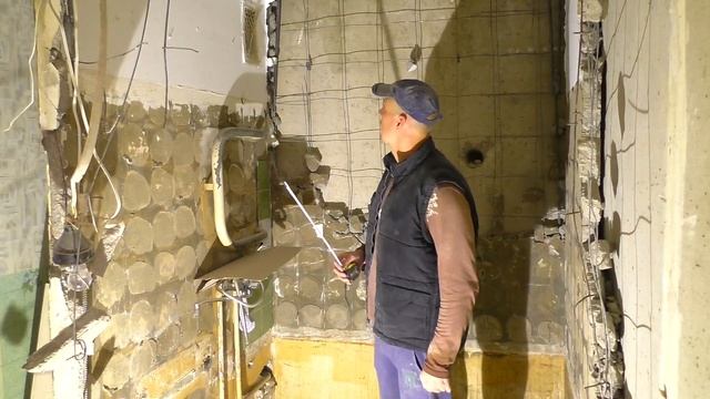 Демонтируем сантехкабину! Освобождаем пространство под нормальный санузел! смотреть онлайн