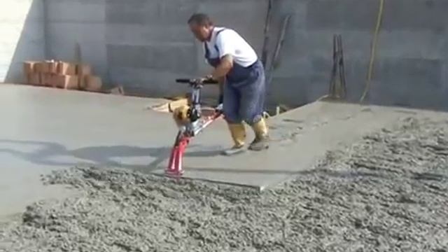 Выполнение бетонных работ на высоте используя виброрейку смотреть онлайн