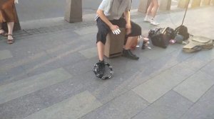 ДораДура, Рандомные дети. У ударника вместо педали на ноге бубен