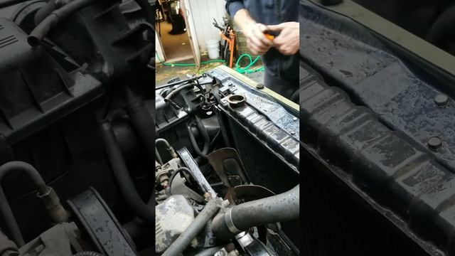 Jeep Wrangler YJ - Radiator removal step by step смотреть онлайн
