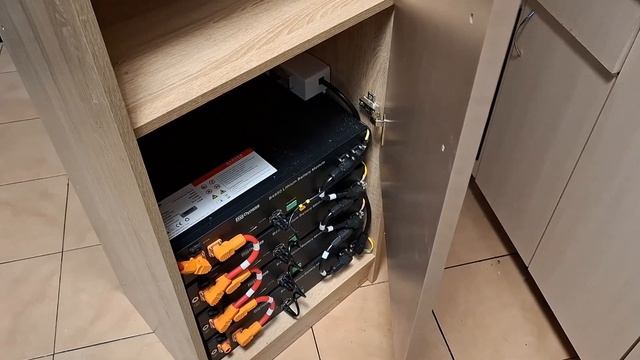 Станция автономного питания в квартире Бесперебойник 5кВт с запасом 9.6 кВт.ч аккумы Solar Color
