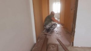 Ремонт своими руками, демонтаж линолеума и части ламината.