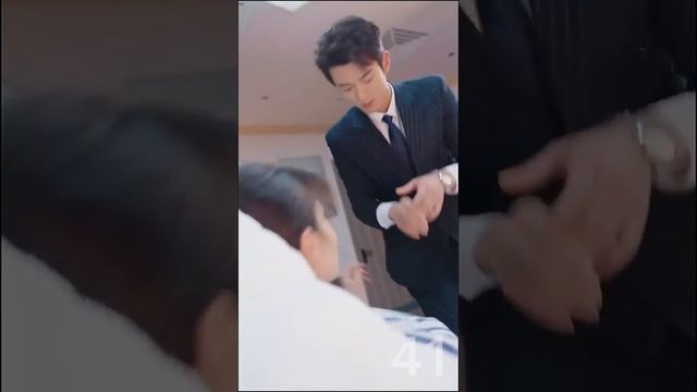 總裁與送貨的瘸腿女孩相撞，嘲諷她是費盡心思接近他的女人，殊不知她是他找了20年的白月光，得知真相後悔追妻！ смотреть онлайн