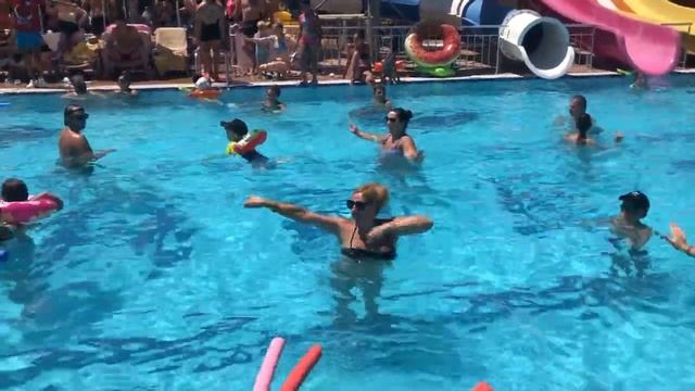 Танцы у бассейна в гостинице Club Caretta Beach Hotel в Конаклы (Алания, Турция). Июль 2022 смотреть онлайн