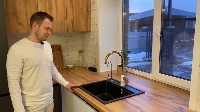 Угловая кухня со столешницей вместо подоконника, мойка у окна, производитель inteki смотреть онлайн