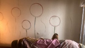 Наношу декоративную штукатурку и крашу стену