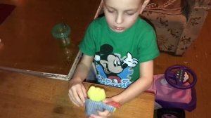 Ребенок с аутизмом играет,6 лет🌈