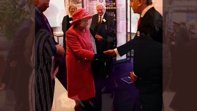 Queen Elizabeth Shown Digital Technology & Time Capsule On RICS 15Oth Anniversary Visit 2018 смотреть онлайн
