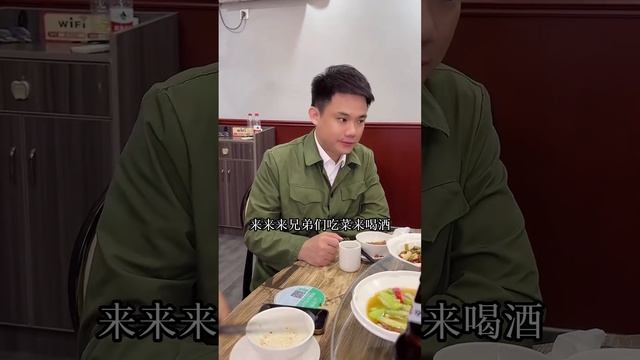 白眼狼儿子嫌弃老母亲在家无所事事，竟对其百般羞辱！董事长大哥得知后将弟弟怒斥！【福星辉哥】 смотреть онлайн