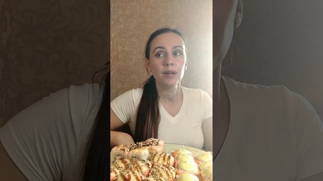 Мукбанк роллы 🍱🥢! Заходите на огонёк 💥 покушаем вместе)😘 смотреть онлайн