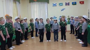 Песня "Раз, два, левой, дружно шагают!"