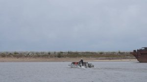 Надувной катамаран под мотором, глиссирование