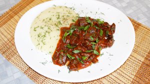 Сердце лося тушенное с луком