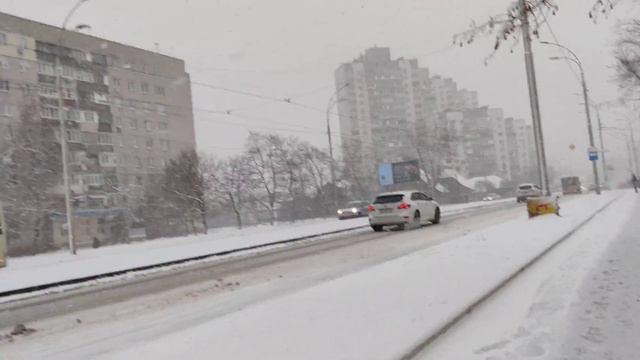 Алма-Атинская. Припорошило сгежком. Киев