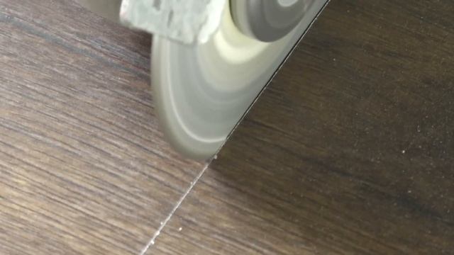 Стык без порожка. Внешний угол из ламината. Секрет идеального реза без сколов. смотреть онлайн