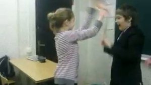 школьники на уроке английского