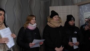 Глава Смоленска Александр Новиков вручил ключи от новых квартир, оставшимся без попечения родителей