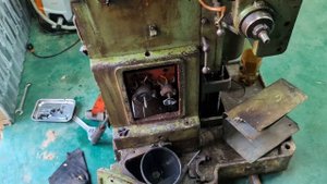 Нашел нефть! Как снять коробку скоростей и подач. Ремонт фрезерного 679