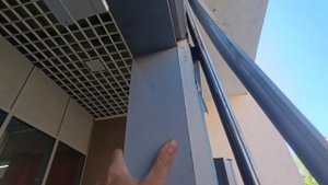Усиливаем порог алюминиевой двери и поднимем ее, чтобы не задавала внизу пришлось её вытащить