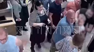 4-летнего ребенка, которого затянуло в траволатор, спасли посетители торгового центра