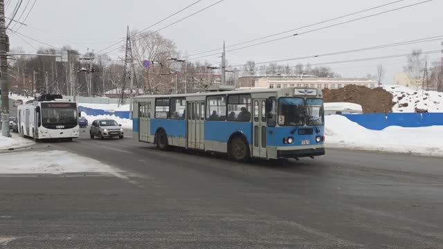 ЗиУ-682Г и ВМЗ-5298.01 "Авангард" на пересечении ул. Профсоюзная / К. Маркса в Кирове (19.02.2024)