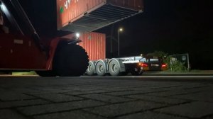 Погрузка 20 футовых контейнеров ночью на контейнеровоз