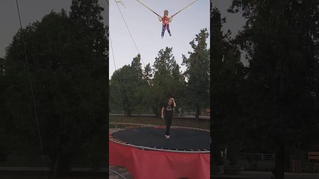 #детскийканал Ева прыгает на батуте в парке смотреть онлайн