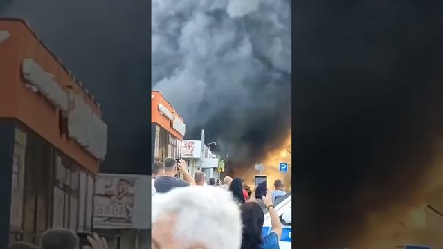 ⚡️ Пожар на рынке в Волжском перекинулся на жилой дом.