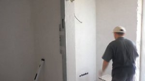 Штукатурка торца стены с помощью реек (правил) и струбцин!