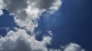 Фон голубого неба, когда облака плывут, уносимые ветром