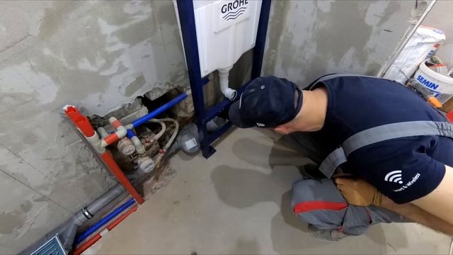 Установка инсталляции унитаза. Душевой трап. ПЕРЕДЕЛКА ХРУЩЕВКИ от А до Я. #18 смотреть онлайн