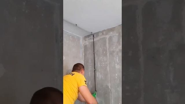 Замена проводки в квартире с штроблением стен без пыли Харьков. Электрика в гофре по потолку