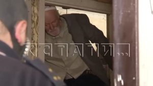 Чтобы вычистить квартиру до потолка заваленную мусором,МЧС выламывала дверь,а полиция искала хозяин