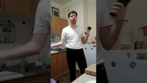 Аутизм у взрослых. Матвей поёт на английском.