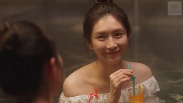 生日宴會上，妻子一身藍裙驚艷亮相，丈夫看得移不開眼，蛋糕掉身上了都不知道！【三十而已】#童瑶 #童谣 #江疏影 #毛晓彤 смотреть онлайн