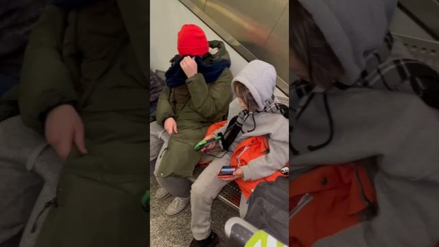 Получение опыта бомжевания на Варшавском вокзале 6.01.2023 смотреть онлайн