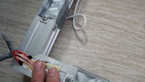 Натяжной потолок с теневым багетом и световыми линиями в ванной комнате. Ремонт в ванной часть - 2.