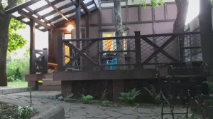 Маленький, но полностью благоустроенный, да еще и с настоящей русской баней, домик