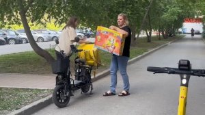 Девушка курьер / Работа на электровелосипеде в Яндекс Доставке