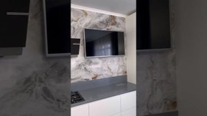 Обзор большой кухни без верхних шкафов с пеналами