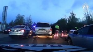 Сотрудник ДПС избивает пассажира автомобиля