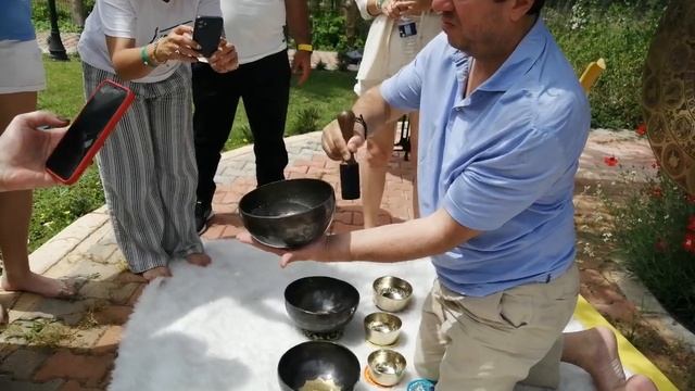 Вода кипит от звука поющей чаши