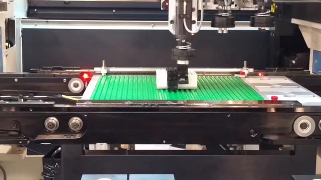 Universal Uflex собирает игрушечный Fuzion из конструктора Lego смотреть онлайн