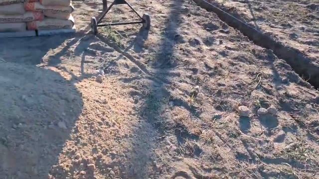 строим баню  залили подушку под фундамент для бани