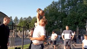 ПОДНИМИ ГИРЮ И ПОЛУЧИ ДЕНЬГИ! ПРОВЕРКА ПРОХОЖИХ // ШОУ ИЗ ТОЛПЫ ВТОРОЙ СЕЗОН #3