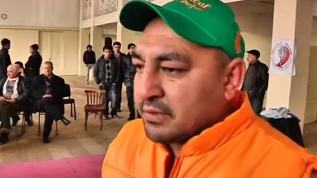 Людина-магніт тримає на тілі 50 ложок смотреть онлайн