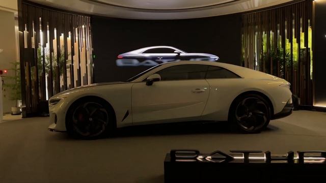 Bentley Batur Launch Explained смотреть онлайн