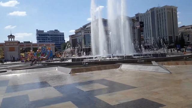 Купание в фонтане в жару