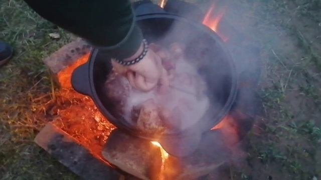 Приготовления мяса с овощами и картофелем.