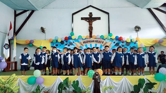 Bernyanyi lagu "Mars TK Santo afransiskus Assisi" dalam acara pelepasan angkatan V Tahun 2021/2022 смотреть онлайн